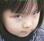 愣眼的小女孩