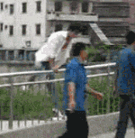 翻越围栏的下场