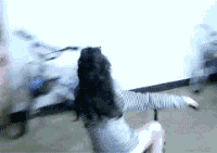 小女孩骑单车玩飘移