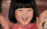 高兴拍手掌的小女孩