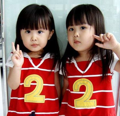 网络红人-双胞胎小姐妹