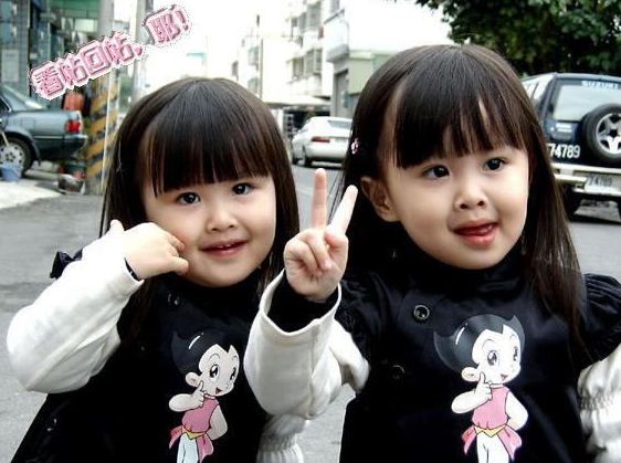 漂亮的双胞胎小孩