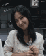 开心摇摆的女生