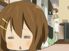 跟妈妈撒娇的卡通女孩