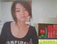 不停摇脑袋的主持人