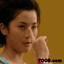 用手指做拿枪的动作