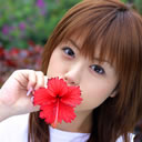 拿鲜花的女人