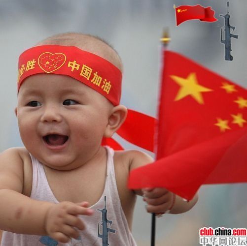 小男孩为中国队加油