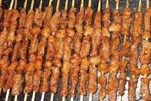 一排的烤羊肉串