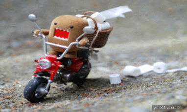 骑车载着卷纸来了