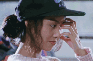 害羞的美女心里美滋滋