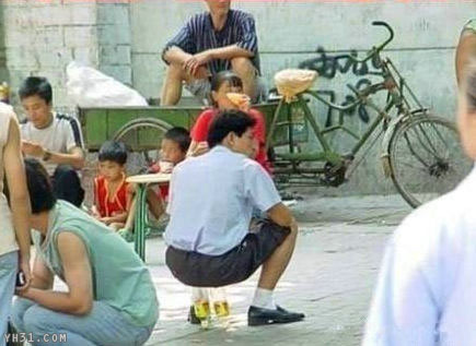 如此坐姿，有点危险哦