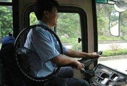 就算方向盘掉了也一样开车