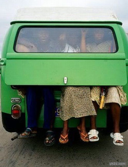 严重超载的汽车