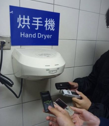 一群傻孩子真拿手机去烘干