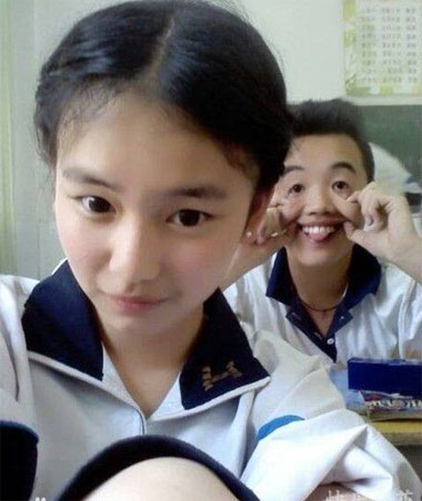 在美女后面做鬼脸抢镜头