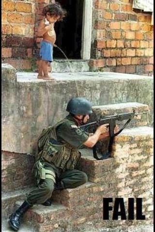 小孩在大兵头上小便