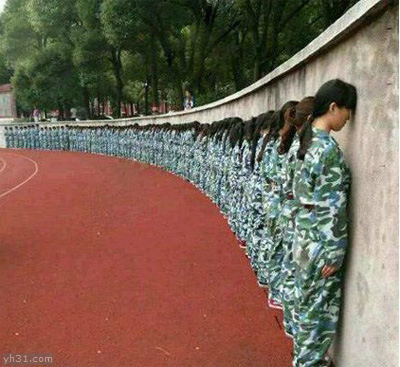 一群面壁思过的女生