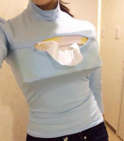 妹纸将纸巾放在胸口