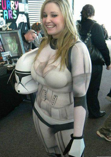 这妹子穿的衣服有点特别