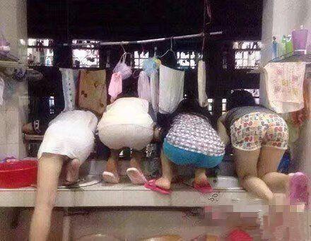 女生宿舍的集体活动照，爬在阳台上一起看楼下的帅哥