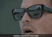 戴两个墨镜的男人