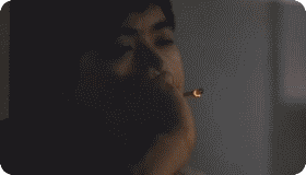 帅气抽烟的小马哥