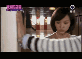 美女被帅哥拦住勾引