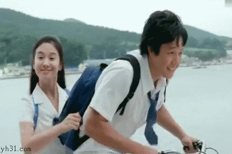 坐在单车后面用手指人
