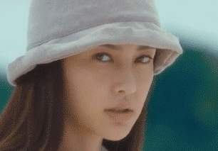 美女偏头注视你