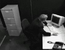 电脑发怒了，站起来揍人