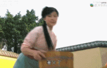 端一盆水泼在人身上