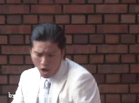 在楼梯口跳舞的男人