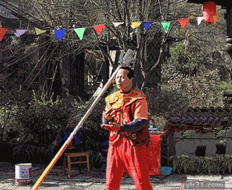 玩杂技秀棍术