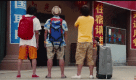 小孩围着三个大人转圈