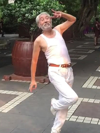 大爷拍照的动作很另类