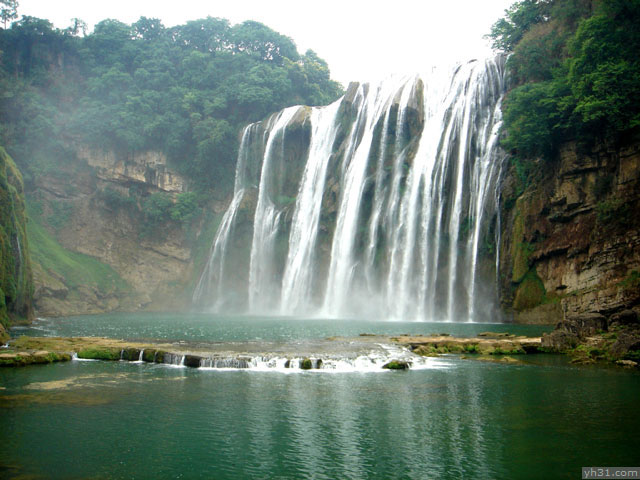 山泉瀑布的漂亮景色