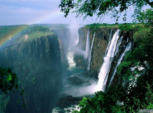 彩虹下的迷人山谷美景