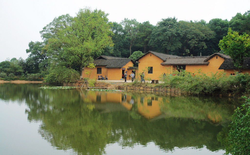 小湖边的乡村人家