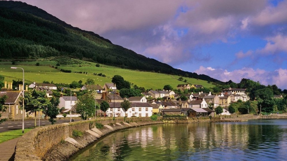 湖边美丽的小村庄