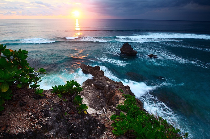 太阳慢慢落入海底