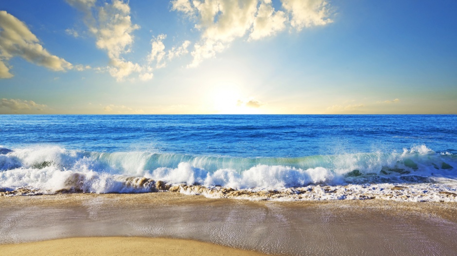 汹涌的海浪扑向沙滩