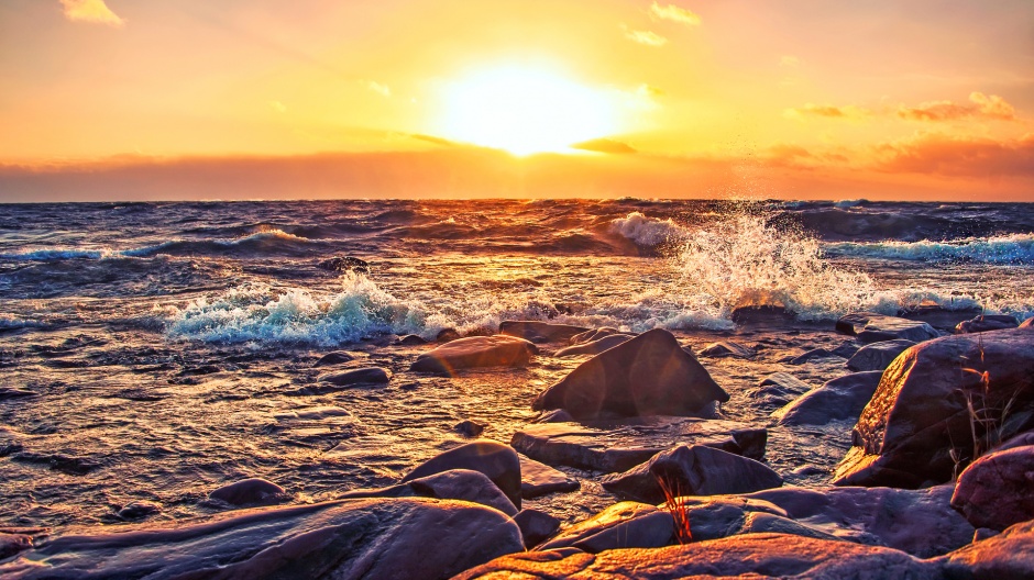 落日与浪花交相辉映