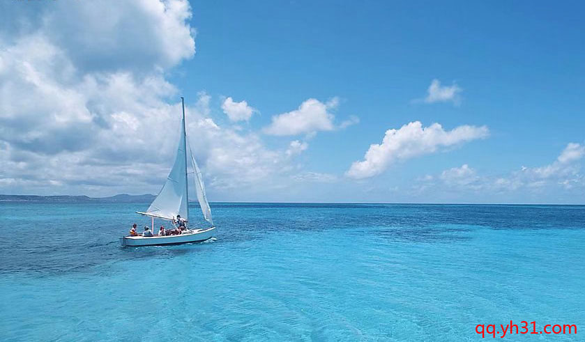 大海上飘行的一叶孤舟