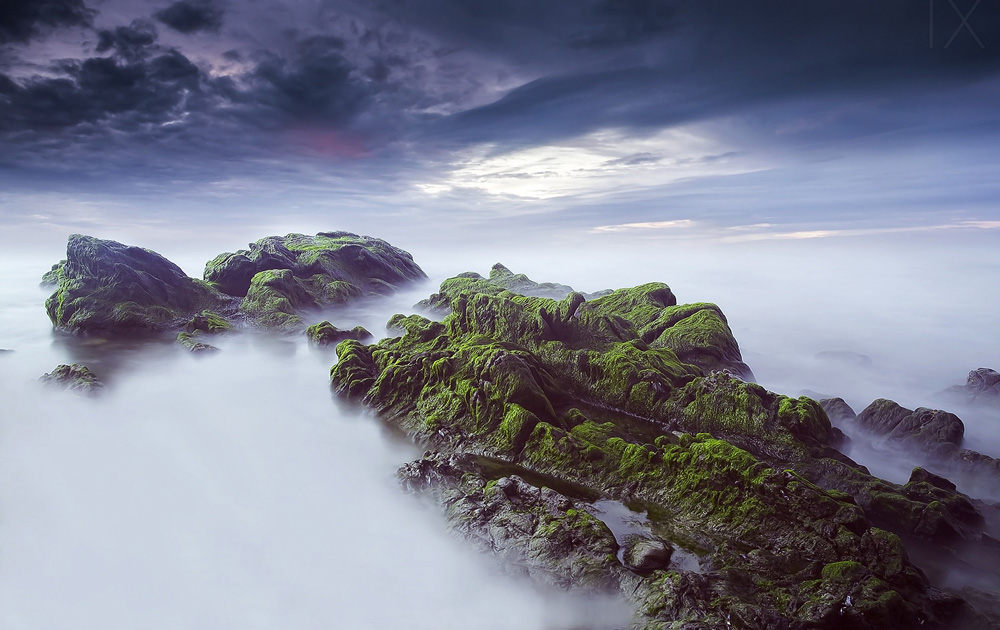 云海茫茫的山顶美景