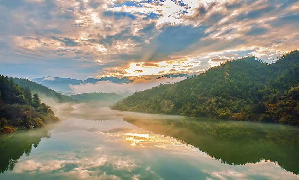 夕阳下的山水风景图片