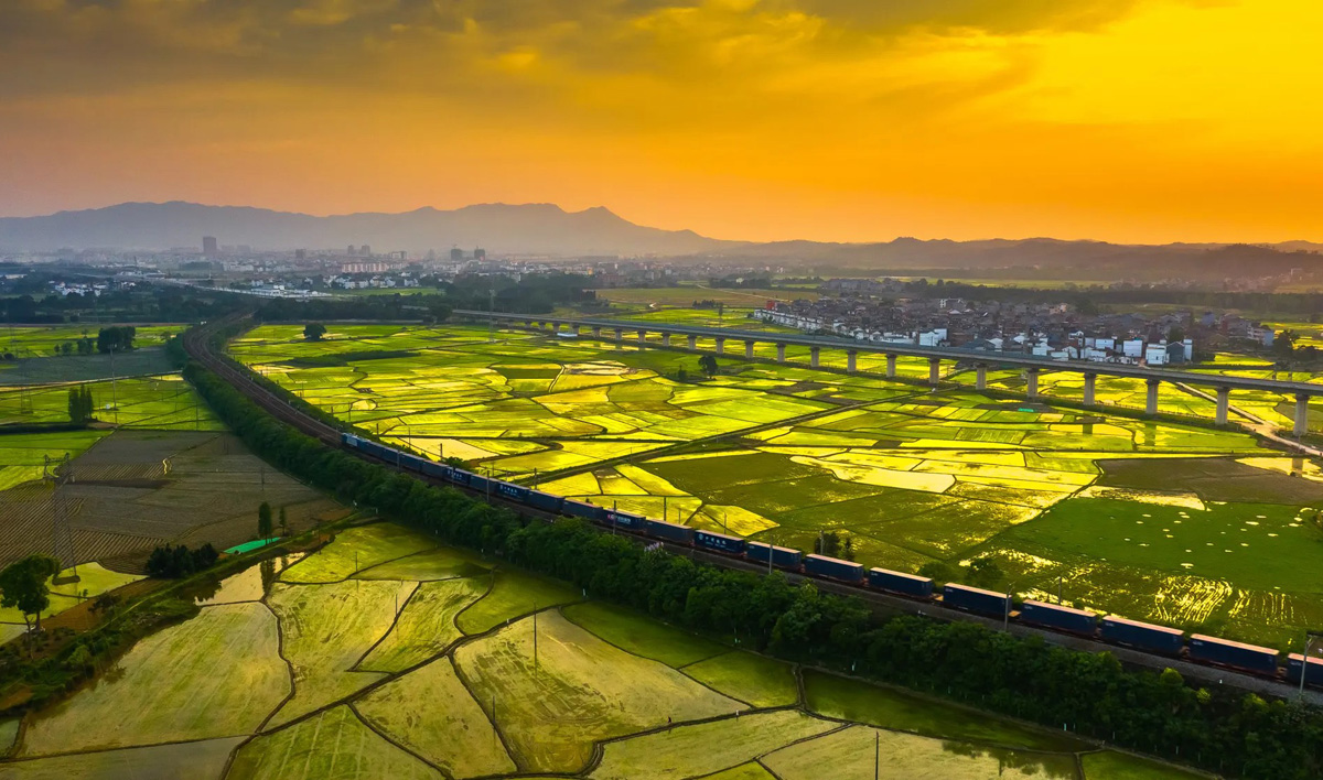 站在高处远眺铁路风景