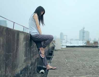 一个人在天台上沉思