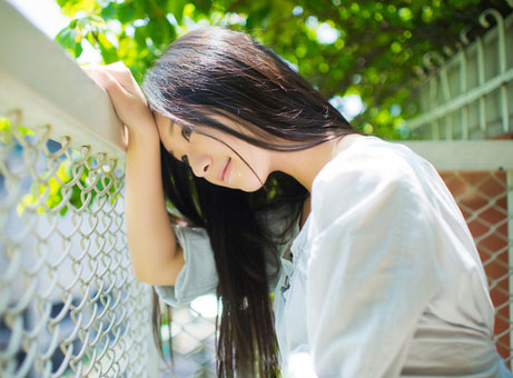 爬在栏杆上的美女