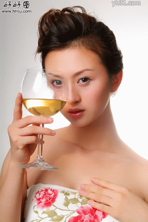美女邀你共饮美酒